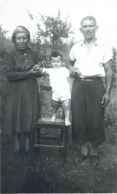 Peter mit den Grosseltern aus Italien 1949